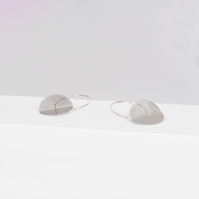 Round folded disc earrings in simple modern style