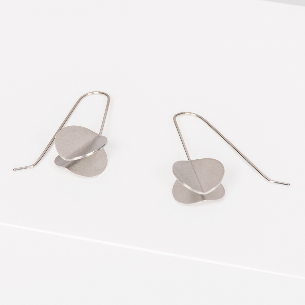 Dangle earrings featuring folded dot pendants 