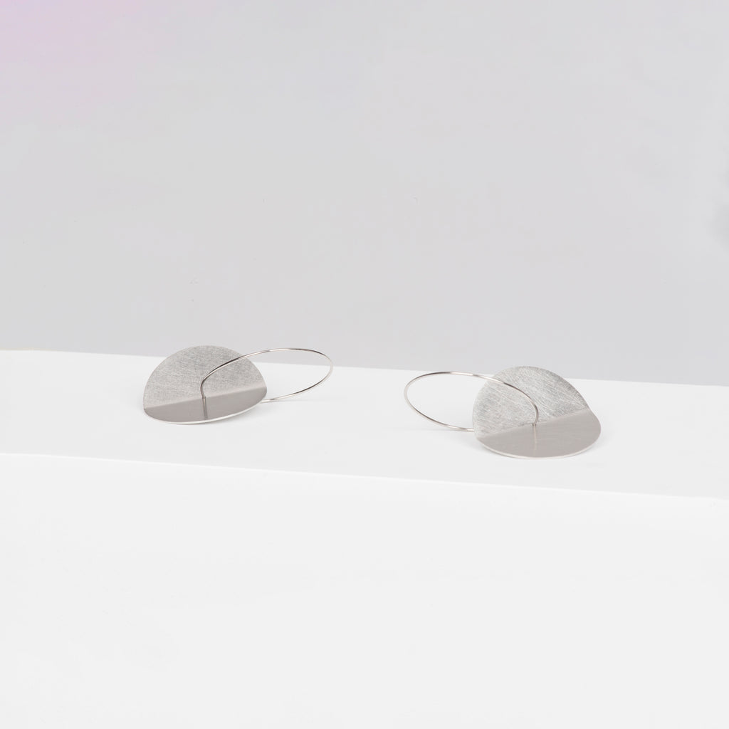 Round folded disc earrings in simple modern style